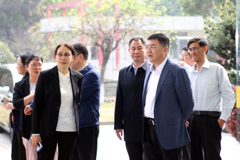 【镇江市政协党组副书记、副主席吴彤到创世大发(中国)官方网站药业开展“加强新污染物治理”主题调研】的配图